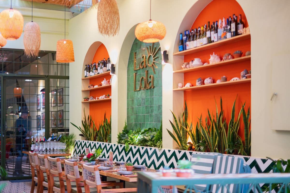La Lola Atmosphere